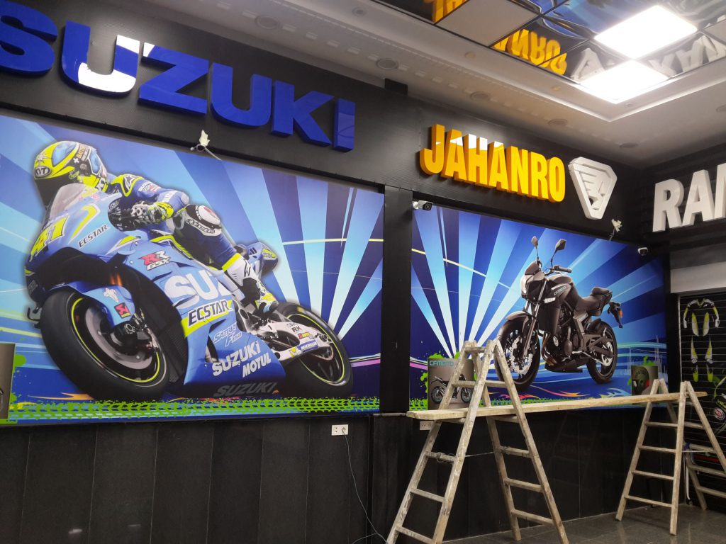 نصب استیکر فروشگاه موتورسیکلت و لوازم جانبی رمضانی