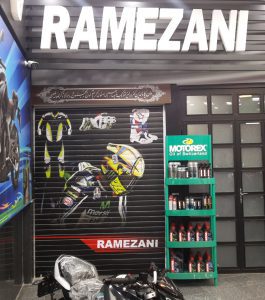 نصب استیکر کرکره فروشگاه موتورسیکلت و لوازم جانبی رمضانی