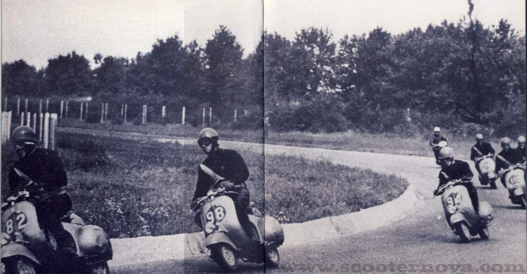 تیم وسپا در حال مسابقه دادن در سال 1951 میلادی